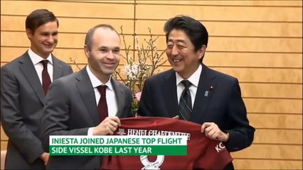 لقطة: كرة قدم: إنييستا يلتقي رئيس الوزراء الياباني في طوكيو