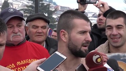 Besimtarët ortodoksë festojnë “Ujin e Bekuar”