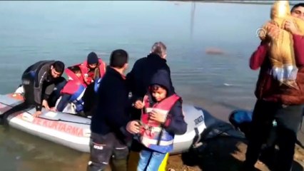 Bahçesi sular altında kalan evden botla kurtarıldılar - ADANA