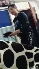 Mẹ chọc ghẹo con gái