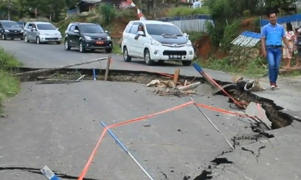 Setelah Hujan Lebat, Jalan Penghubung Mobagu-Manado Ambles