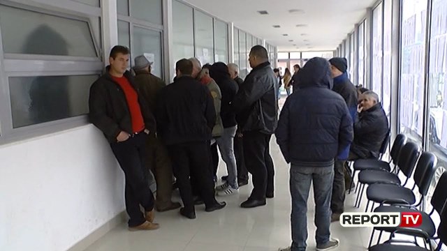 Lezhë/ Radhë të gjata për ID, qytetarët: Hapni sportele të reja, po presim me orë të tëra