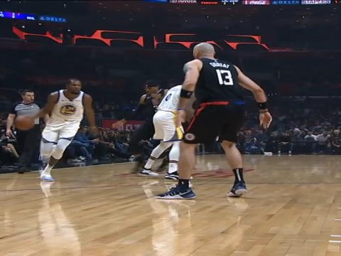 لقطة: كرة سلة: كزينز يستعرض ويسجل نقاطه الأولى بعد عودته عبر سلة ساحقة رائعة