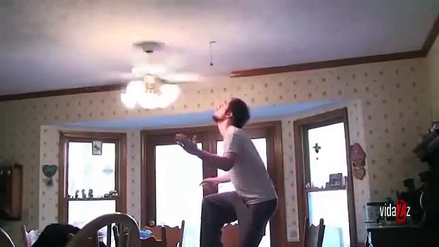 Ce fou essaye de passer la tête.. dans un ventilateur de plafond !