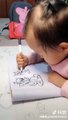 A 2 ans ce bébé dessine comme un adulte ! Cette surdouée est une artiste impressionnante !