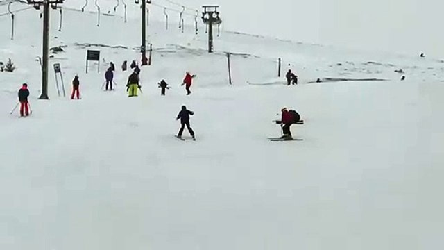 Panique : elle file en skis à toute vitesse et s'écrase !