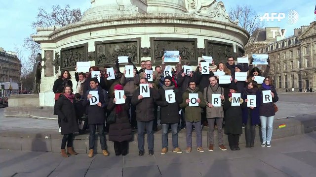 Journalists protest against violence during yellow vest coverage