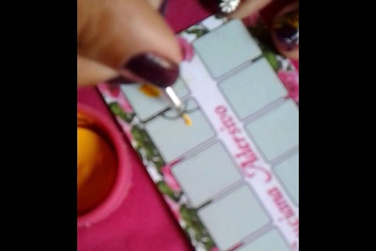 fazer adesivo de unhas uma rosa e uma borboleta com pincel filete