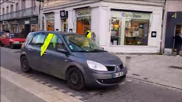 Gilets jaunes à Lons-le-Saunier : une quinzaine d'engins et de véhicules défilent en centre-ville