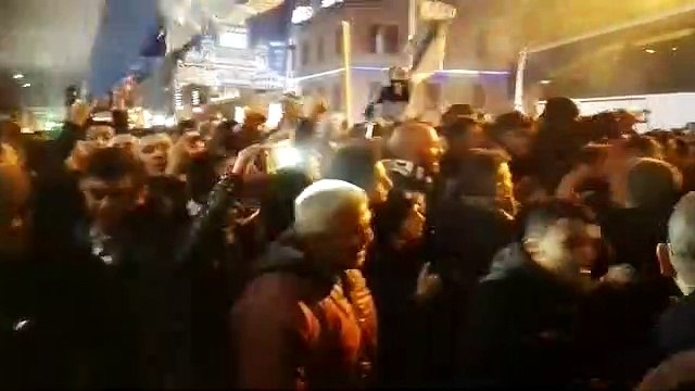 L'ABBRACCIO DEI TIFOSI DELLA LAZIO ALLA SQUADRA