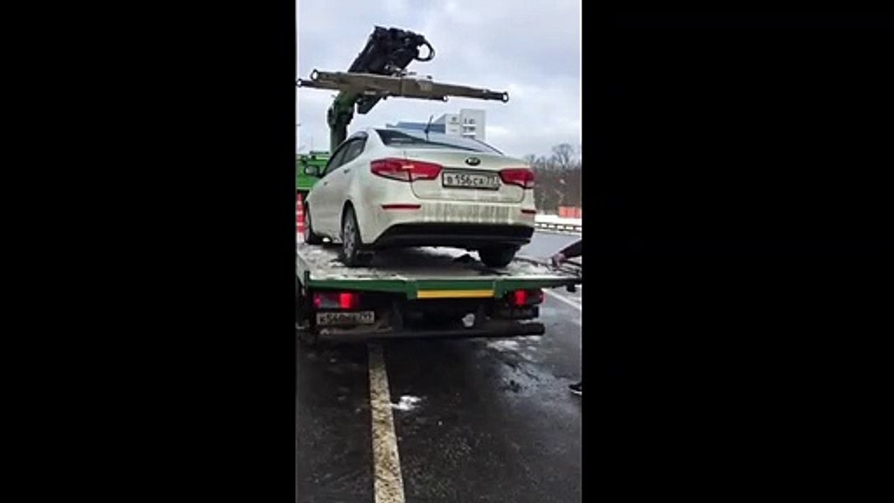 Il réussi à s'échapper du camion de la fourrière avec sa voiture... Fou