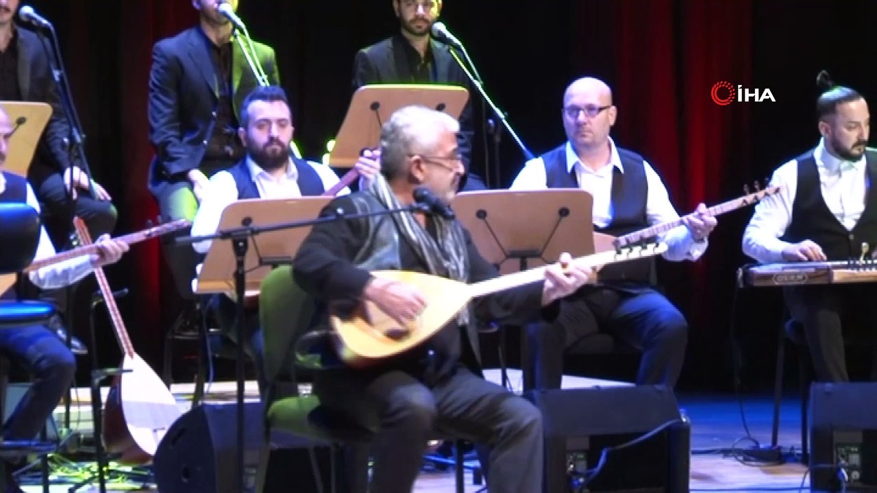 Binali Yıldırım ve İbrahim Kalın aynı sahnede türkü söyledi