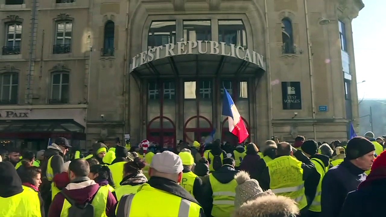 Decenas de miles de chalecos amarillos se manifiestan en Francia