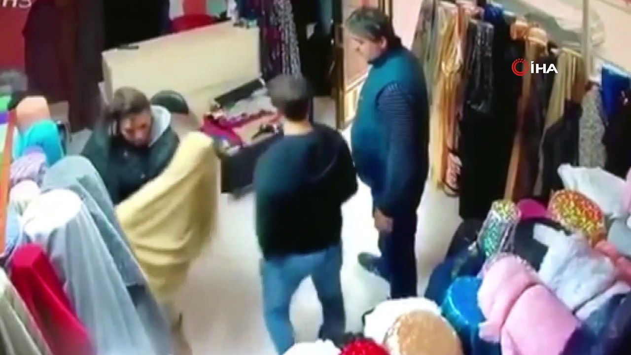 Esnafın fark ettiği hırsız göz göre göre kaçtı...Hırsızlık anları kamerada