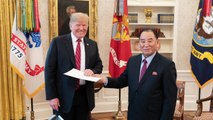 백악관, 김정은 친서 전달받는 트럼프 사진 공개 / YTN
