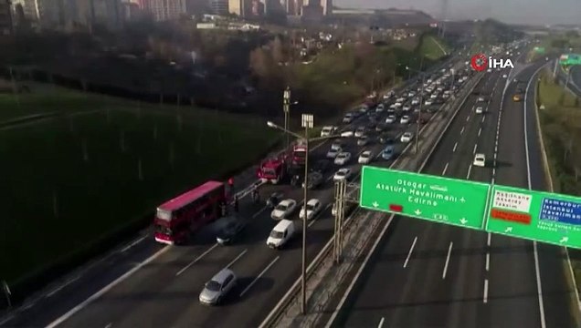 TEM'de yanan çift katlı otobüs ve oluşan trafik havadan görüntülendi