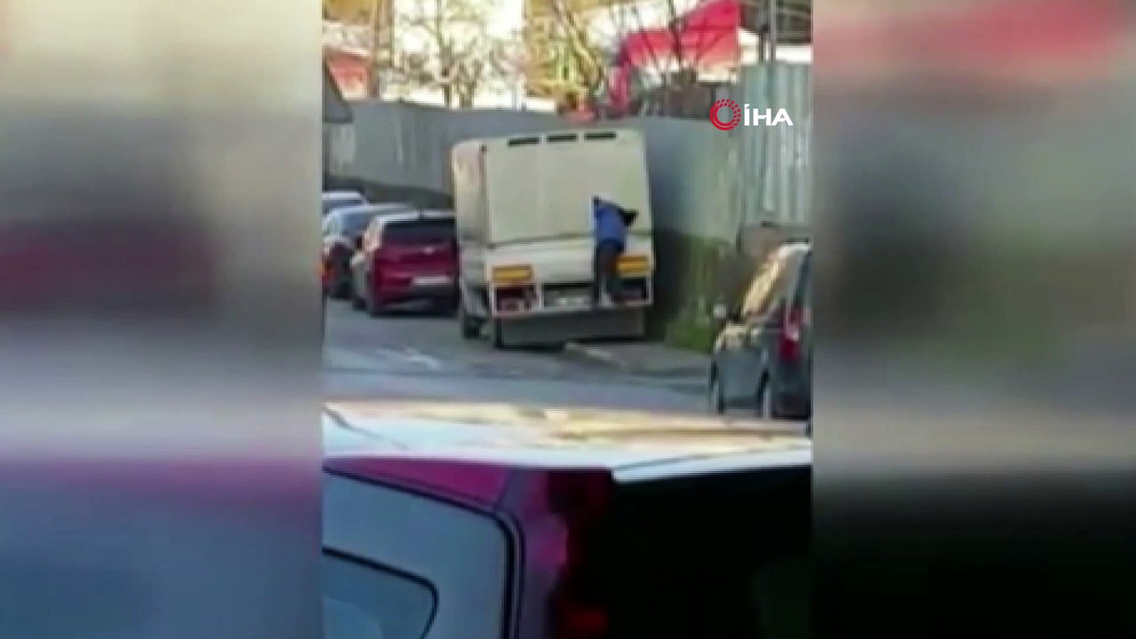 Ataşehir'de kamyonet kasasından malzeme çalan hırsız kamerada
