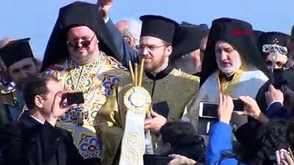 Denize haç atılırken ezan okununca, Bartholomeos törene ara verdi