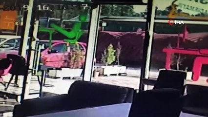 Ölümden saniyeyle kurtuldu...Tonlarca ağırlıkta demir çatının savrulma anı kamerada