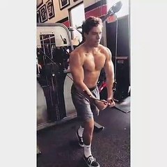 Dans la famille Schwarzenegger, c'est au tour du fils Joseph Baena de suivre les traces de son père