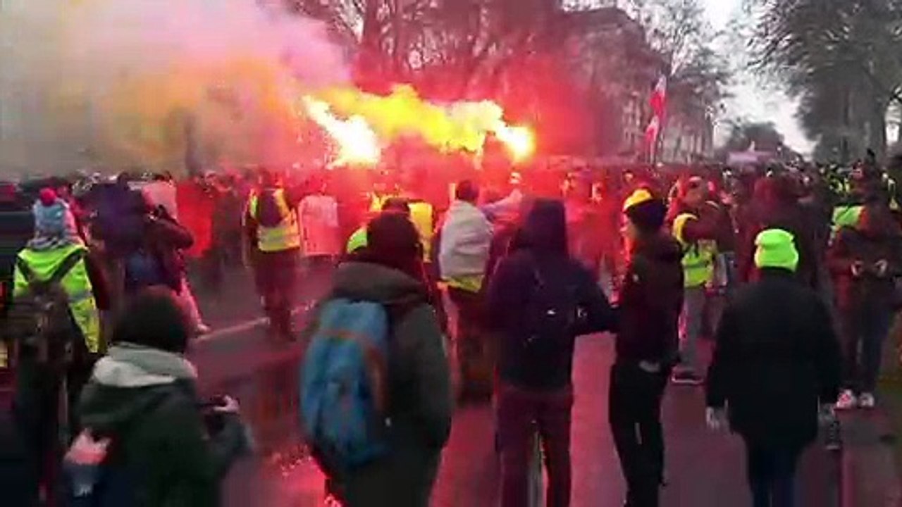 Running street battle in Paris on 10th weekend...
