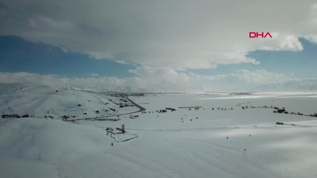 Hakkari Kısmen Buz Tutan Büyükçayı Deresi'nin Misafirleri