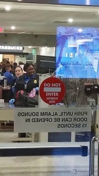 Piégé à l'aéroport avec un gros jouet rose dans le sac par ses amis.. à la douane !