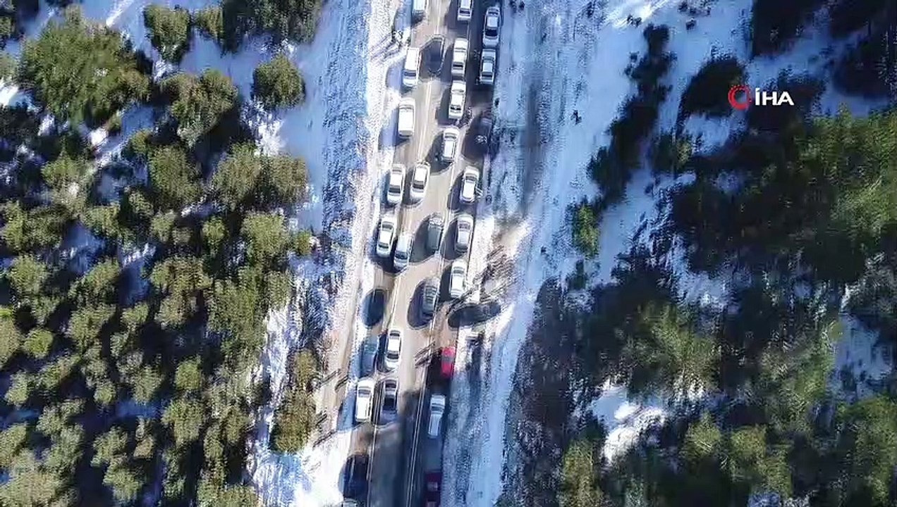Adanalılar Kar Festivali için Kızıldağ Yaylası’na aktı...Kızıldağ yolundaki insan trafiği havadan görüntülendi