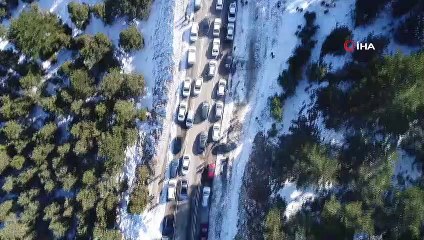Adanalılar Kar Festivali için Kızıldağ Yaylası’na aktı...Kızıldağ yolundaki insan trafiği havadan görüntülendi