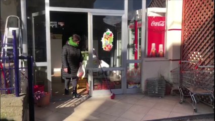 Report TV - Maskat në aksion edhe në Tepelenë, pamjet e një prej bizneseve të grabitura