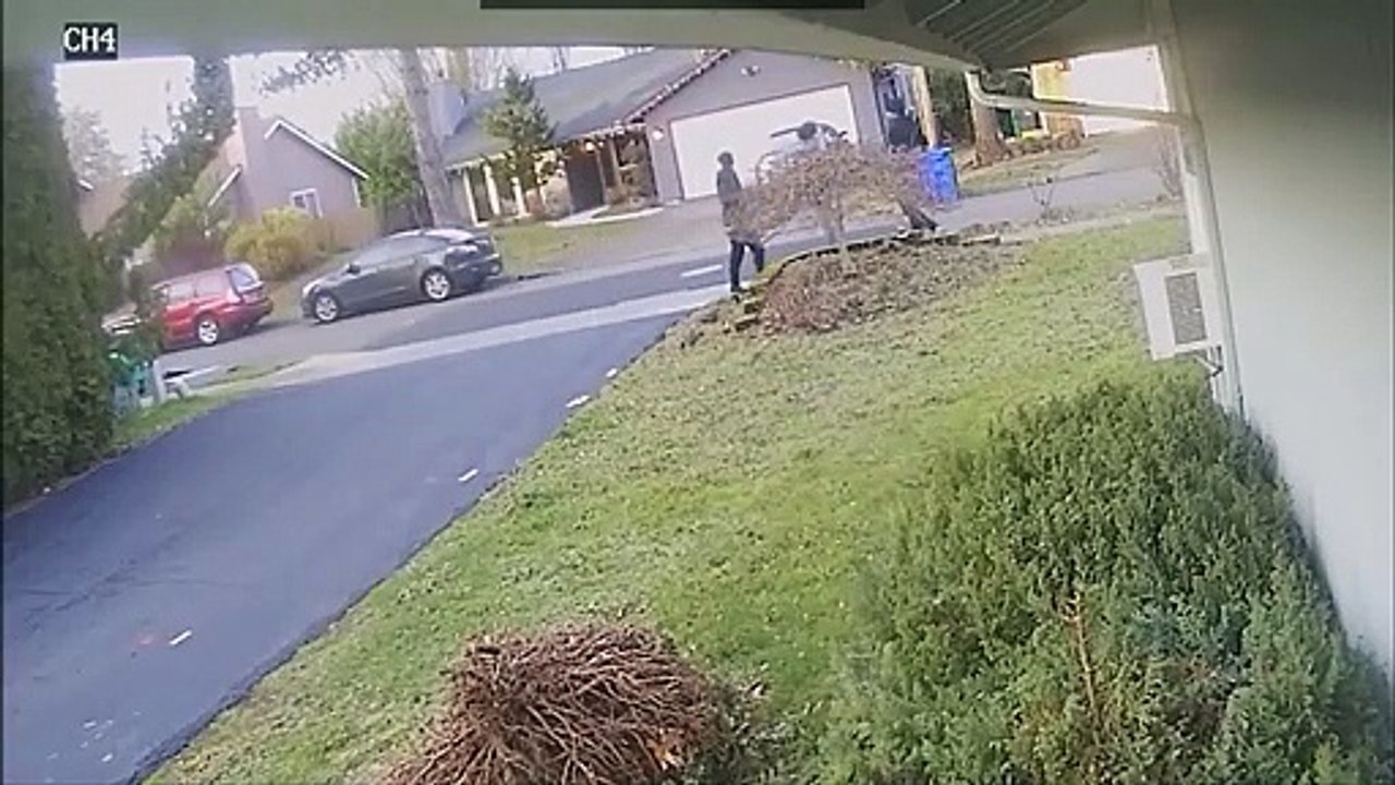 Un conducteur essaye de renverser 3 jeunes qui marchent dans la rue
