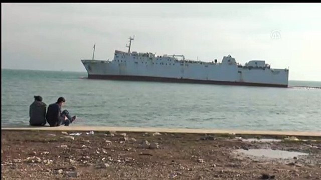 Karaya oturan geminin etrafına bariyer çekildi - MERSİN