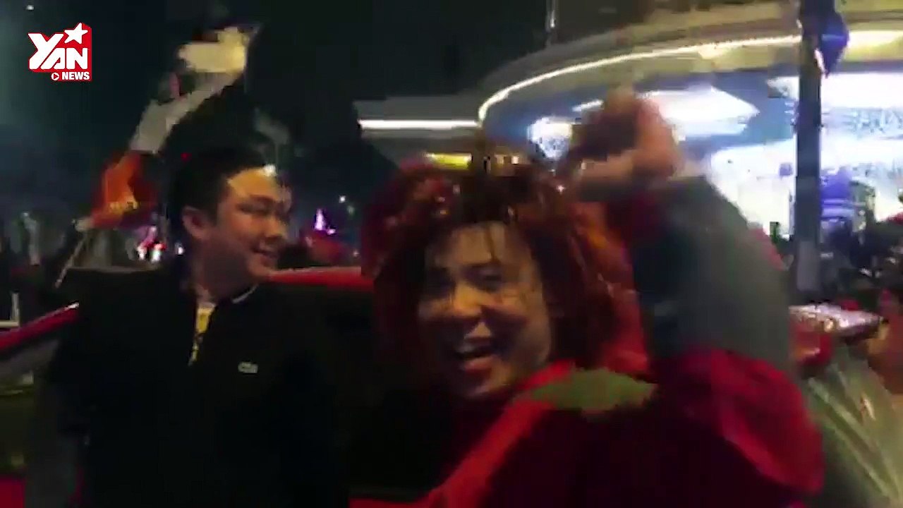 CĐV Việt Nam xuống đường ăn mừng chiến thắng