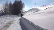 Sivas'ta Kapalı Köy Yolunda Kar Kalınlığı 4 Metreyi Buldu