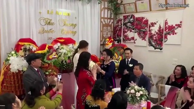 Khoảnh khắc mẹ Cường Đôla khóc khi trao vàng cho con dâu Đàm Thu Trang