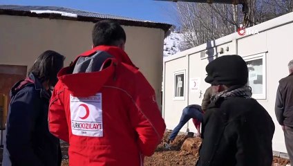 Duvarlı evde kalamayan yaşlı adama Kızılay'dan yardım eli