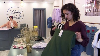 مصممة فلسطينية تريد مواجهة التحرّش بملابس تحمل عبارات تحد