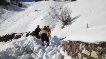 Sağlık Görevlilerinin Karda Hasta Taşıma Mücadelesi