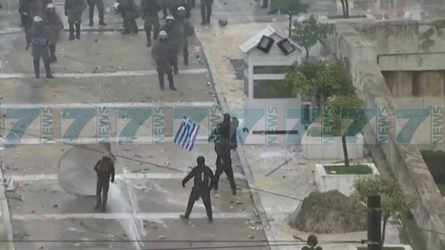 PROTESTA TE DHUNSHME NE ATHINE KUNDER MARREVESHJES SE PRESPES - News, Lajme - Kanali 7