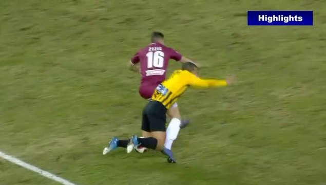 Nicolas Diguiny requests a penalty - AEL Larissa vs Aris 20.01.2019