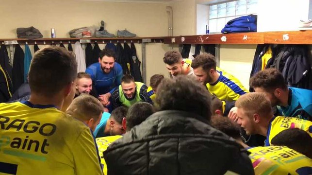 Football - P1 : la joie des joueurs de l’USGTH après leur victoire contre Solre-sur-Sambre