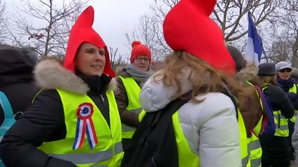 Weibliche Gelbe Westen demonstrieren