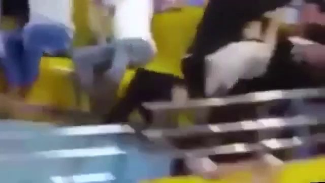 Pas facile de remonter le pantalon de ta copine qui le perd dans un manège... Grosse honte