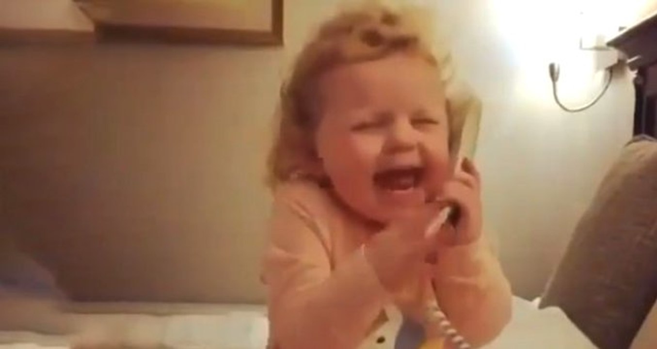 Telefon ile Konuşuyormuş Gibi Yapan Çocuk, Sevimliliğiyle Gönüllerde Taht Kurdu