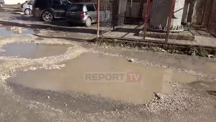 Rruga pranë stadiumit ‘Flamurtari’ në Vlorë me gropa, qytetari ankohet në Report Tv