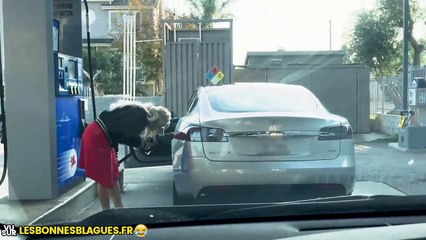 Une blonde essaye de faire le plein de sa voiture électrique