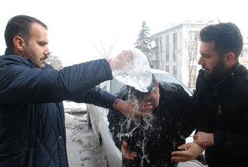 Üzerine Benzin Döktü Kendini Yakmaya Kalktı