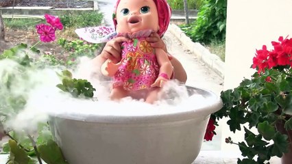 Baby Alive Maya Bebek Kuru Buz Banyosu Yapıyor