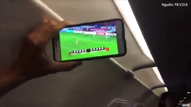 Máy bay đến nơi nhưng khách không ai vội xuống vì... nán lại xem bóng đá