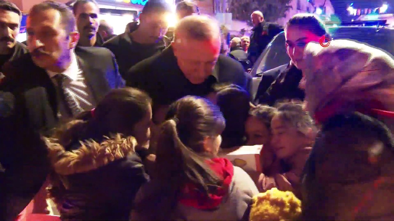 Cumhurbaşkanı Erdoğan, Vatandaşlarla Çay İçip Simit Yedi